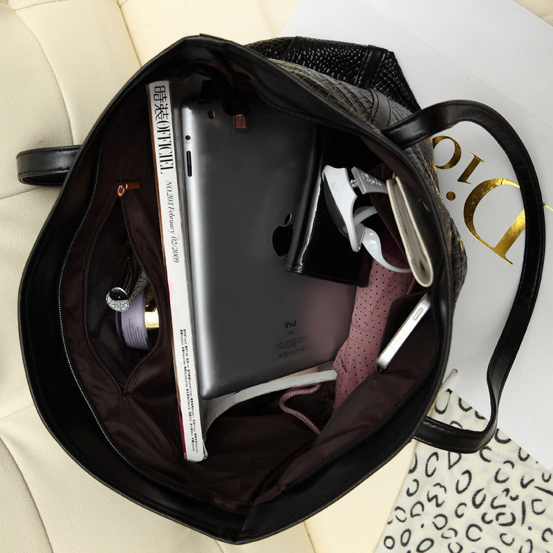 Elegant Crocodile Pattern Shoulder Bag